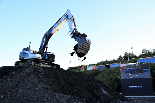 Concept-X2 무인 굴착기 시연 모습. HD현대사이트솔루션 제공